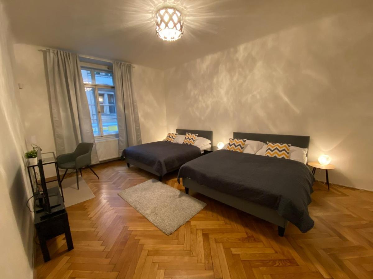 Spacious Apartment On Wenceslas Square Прага Экстерьер фото